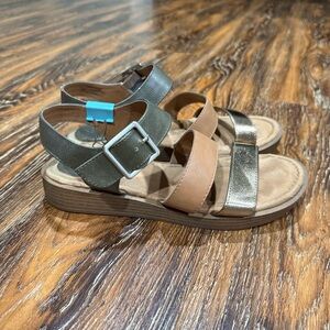 Eurosoft Women's Size 7.5 Metallic Sandals‎ Shoes Brown Side Buckle